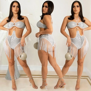 Combishort argenté à paillettes avec anneau métallique, découpes et longues franges