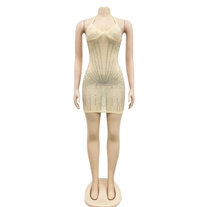 Détail de la mini-robe en tulle doré champagne avec strass scintillants pour soirées