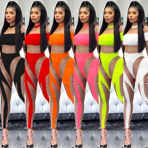 Detail der zweiteiligen Sets mit Leggings mit transparenten Netzeinsätzen in sechs Farben