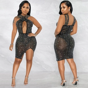 Funkelndes Strass-Bodycon-Kleid mit Neckholder-Ausschnitt und asymmetrischem Beinschlitz