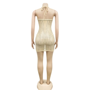 Détail de la robe en maille or champagne avec strass scintillants et lien dos nu licou