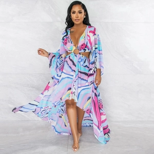 Détail de robe à imprimé abstrait avec col en V, découpes à la taille et boucle
