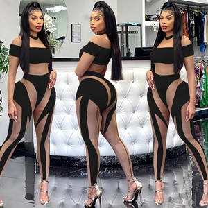 Dreiwinkelansicht des schwarzen Slim-Fit-Zweiteilers mit transparenten Mesh-Details