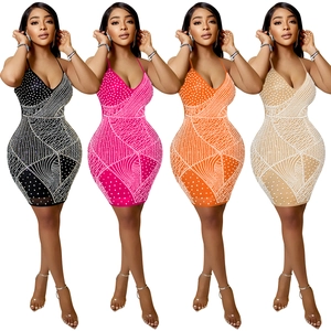 Détail de motifs géométriques à paillettes sur des robes courtes sexy à col en V en quatre couleurs