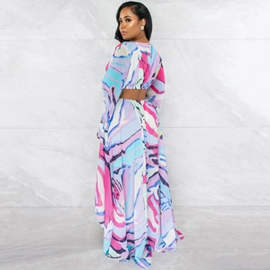 Détail du tissu à imprimé abstrait multicolore sur un ensemble haut court stylé