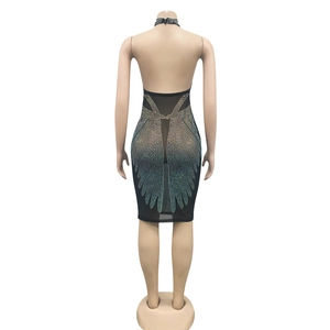 Détail de la robe dos nu avec motif d'ailes en strass dégradé bleu sur le tissu noir