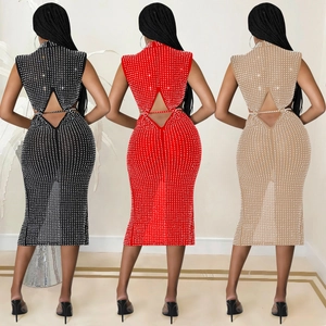 Vue détaillée de robes midi en maille avec strass et découpe croisée dans le dos