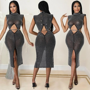 Vues détaillées de la robe en maille noire sexy avec strass et découpes à la taille