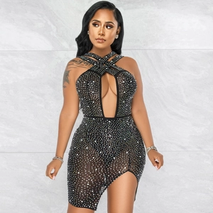 Detailansicht der glitzernden Strasssteine und des Neckholder-Designs am schwarzen Clubkleid