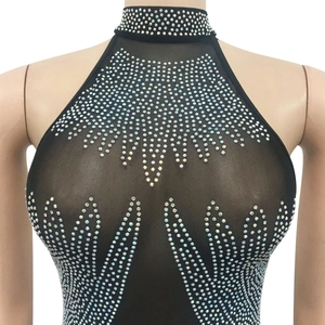 Gros plan d'un haut licou en maille noire orné de strass argentés brillants pour soirée