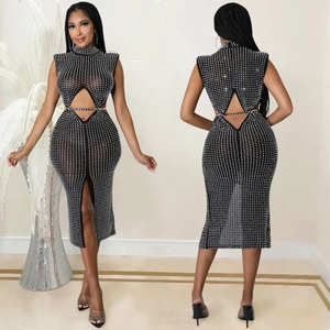 Robe sexy en résille noire avec strass, détails ajourés et fente latérale