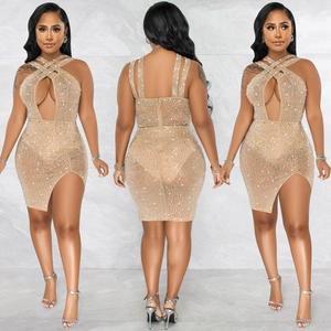 Detail eines beigen Bodycon-Kleides mit Strasssteinen, Halterneck und Seitenschlitz