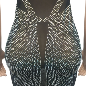 Vue détaillée de strass colorés sur une robe en résille noire au fini scintillant