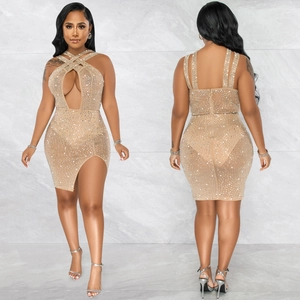 Enges beiges Neckholder-Kleid mit Strasssteinen, Cut-outs und hohem Beinschlitz