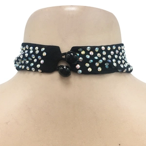 Détail du collier ras de cou en tissu noir avec strass AB et fermoir double perle