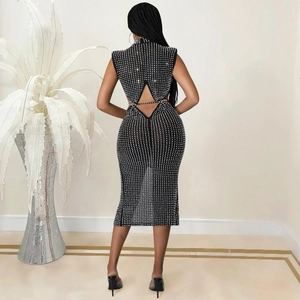 Détail d'une robe en mesh noir avec strass argentés brillants et dos ajouré élégant