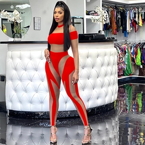 Detail eines roten Zweiteilers mit High-Waist-Hose mit Mesh-Einsatz und einem Tube-Top