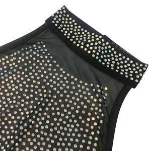 Gros plan détaillé sur maille noire avec strass AB étincelants et bordure de finition