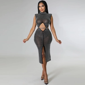 Détail de la robe en résille noire avec strass scintillants et découpe à la taille