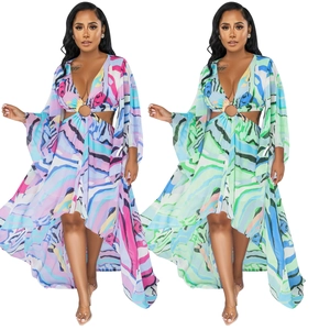 Robe maxi imprimée à col en V avec découpes à la taille et ourlet asymétrique fluide