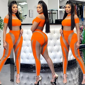 Detail eines orangen Netz-Jumpsuits mit hoher Taille und Patchwork für Partys