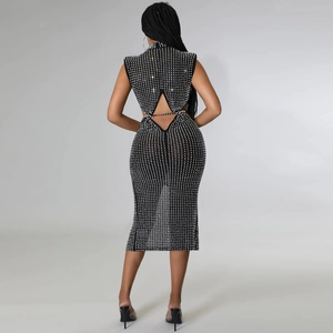 Détail d'une robe dos nu en résille transparente avec strass brillants et laçage