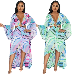 Détail d'une robe longue à col en V avec découpes à la taille et imprimé bohème