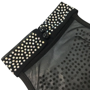 Détail de l'encolure en maille noire avec strass et perles de fermeture pour robes