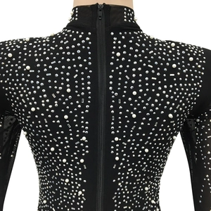 Vue détaillée du dos de la robe noire avec strass argentés, perles et fermeture éclair