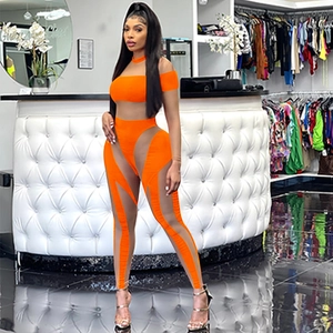 Detail der orangefarbenen Hose mit hoher Taille und transparenten Mesh-Einsätzen