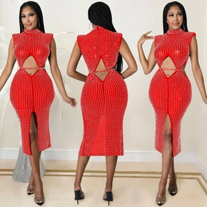 Détail macro de robe rouge en maille avec strass, découpes et fente haute sexy