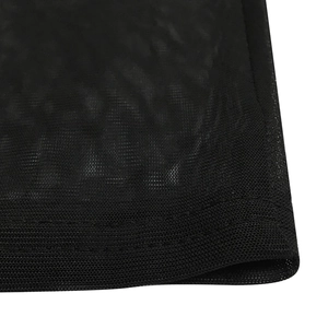 Détail de tissu en maille noire avec texture fine et finitions à double couture