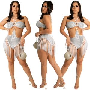 Détails du combishort à paillettes argentées avec découpe au cou et franges blanches