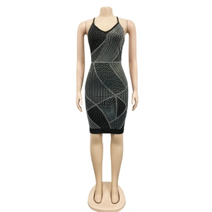 Détail de la robe mini noire col en V avec motifs géométriques complexes en strass argentés