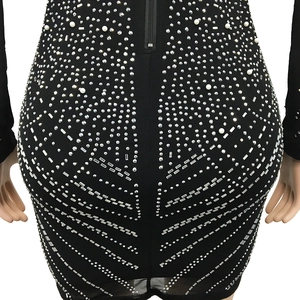 Détail de la robe noire avec strass scintillants, perles blanches et fermeture éclair