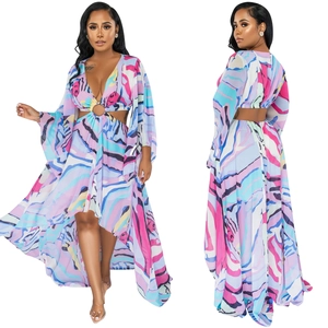 Détail d'une robe maxi à imprimé abstrait avec décolleté en V et découpe à la taille