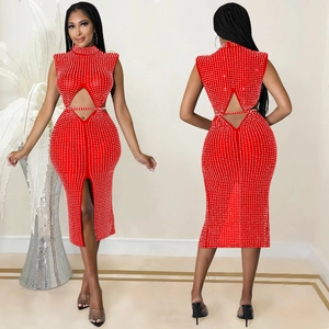 Robe midi sexy en maille rouge avec strass, col montant et dos nu ajouré