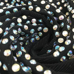Détail macro du tissu en maille noire avec strass arc-en-ciel scintillants pour robes