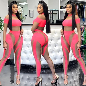 Detailansicht des neonpinken Zweiteilers mit transparenten Netzeinsätzen und High-Waist