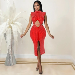 Détail d'une robe rouge à strass avec découpes à la taille et fente frontale sexy
