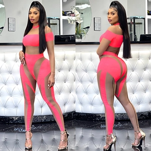 Detailansicht des pinkfarbenen Mesh-Patchwork-Crop-Tops und der High Waist Bodycon-Hose
