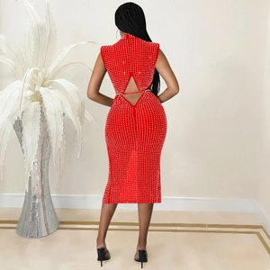 Détail de robe rouge moulante en tulle avec dos ouvert évidé et strass scintillants