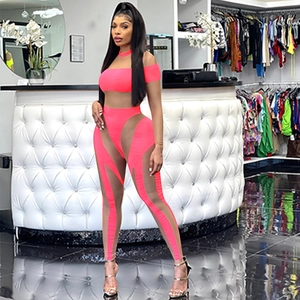 Detailansicht der neonpinken Netzhose und des trägerlosen Tops für Clubwear-Party-Outfits