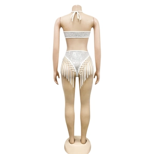 Vue arrière du haut dos nu à paillettes blanches et short avec de longues franges