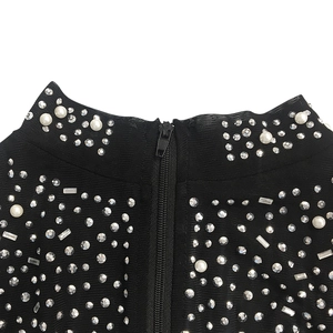 Détail du col montant en tulle avec perles blanches, strass argentés et fermeture éclair