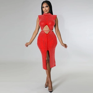 Détail de la robe rouge à strass avec découpe sexy à la taille et fente haute élégante