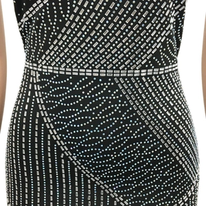 Détails d'une robe de soirée noire avec strass argentés et motifs géométriques élégants