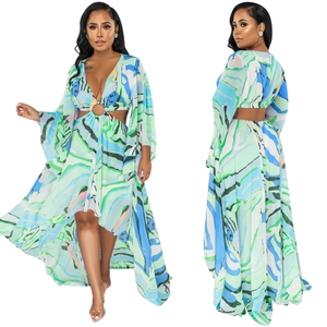 Détail de robe longue imprimée avec col en V, taille ajourée à anneau et ourlet asymétrique