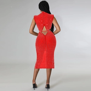 Détail d'une robe moulante rouge en maille avec dos nu découpé et fines lanières