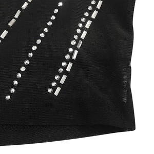 Gros plan détaillé du tissu en maille noire avec décoration de strass argentés brillants
